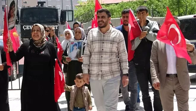 Van'daki evlat nöbetindeki aileler: "Umudumuzu kaybetmiyoruz"