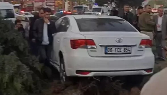 Van’da kontrolden çıkan araç ağaca çarptı: 2 yaralı