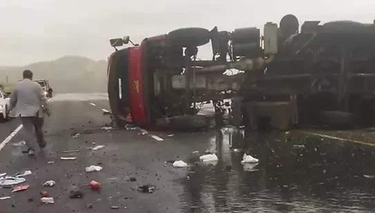 Van-Hakkari karayolunda tır devrildi