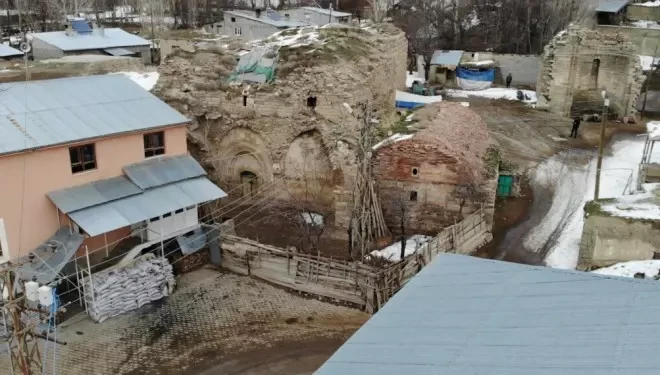 Van'daki pek çok tarihi yapı özel mülkiyetten dolayı restore edilmiyor