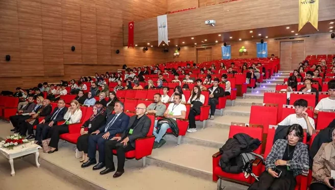 Öğrenciler ‘Liseler Arası İklim Münazarası’nda fikirlerini savundu