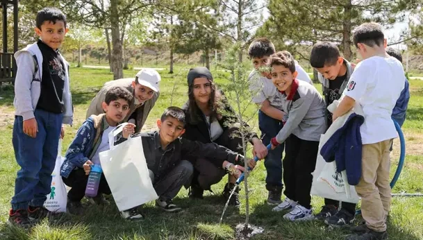 Van'da ilkokul öğrencileri iklim değişikliğine dikkat çekmek için fidan dikti