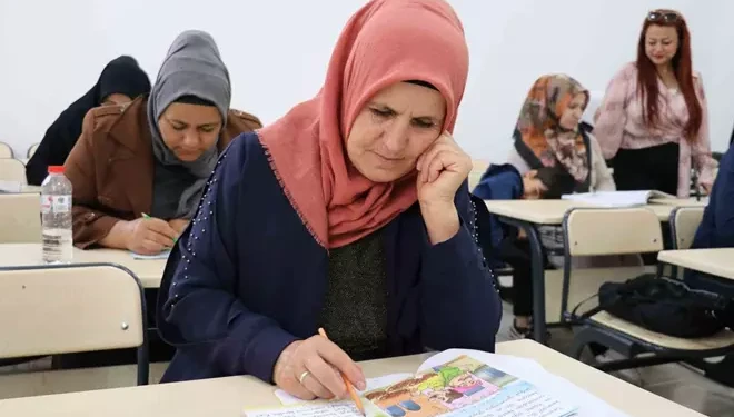 Van'da okuma yazma kursuna giden vatandaşlar geleceğe güvenle bakıyorlar