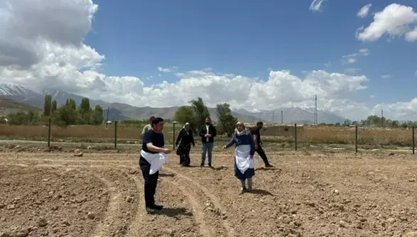 Gürpınar’da dünya çiftçiler günü tohum ekimiyle kutlandı