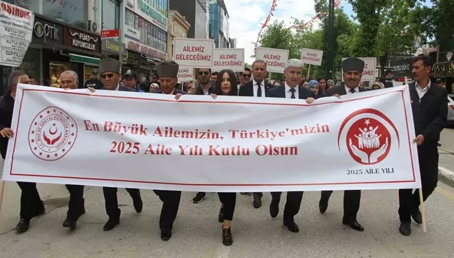 Van’da ’Aile Yılı’ yürüyüşü yapıldı