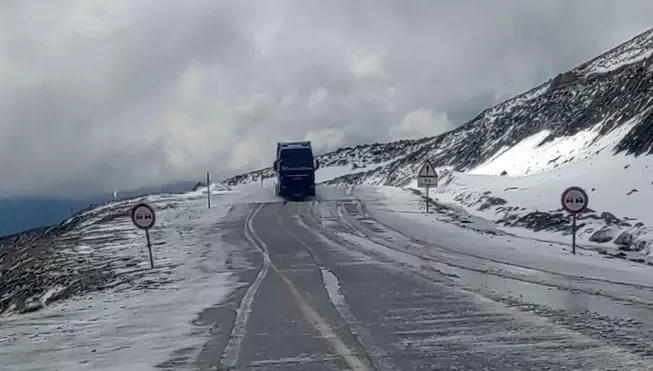 Bahçesaray yolunda Mayıs karı etkili oldu