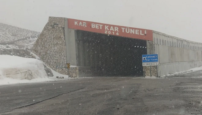 Karabet Geçidi’nde lapa lapa kar yağdı