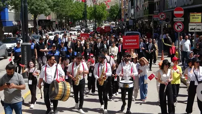 Van’da ‘22. Akdamar Çocuk ve Gençlik Tiyatroları Şenliği’ başladı