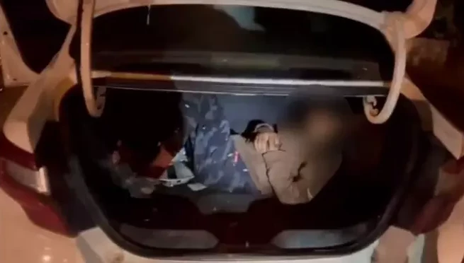 Düzensiz göçmenler otomobil bagajında yakalandı