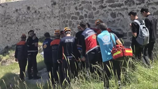 Van Kalesi’nde kayalıklarda mahsur kalan şahıs kurtarıldı