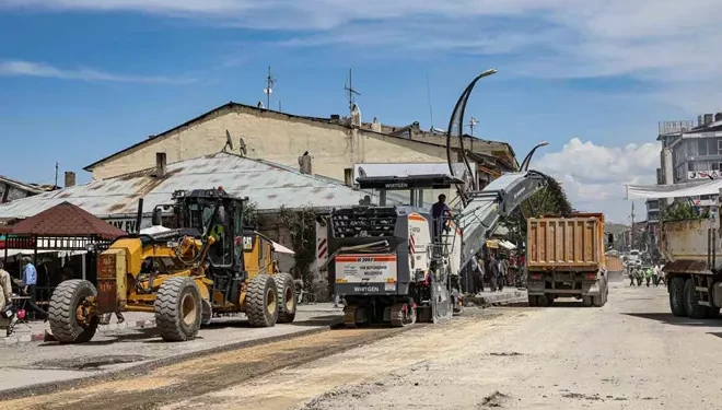 Van Büyükşehir Belediyesi asfalt serimine başladı
