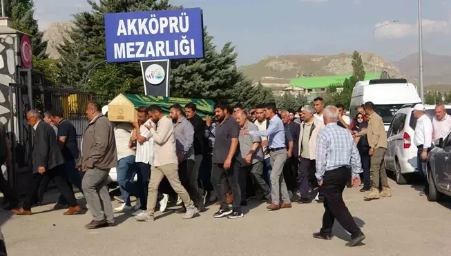 Doğa yürüyüşünde kaybolan ve cansız bedeni bulunan müdür yardımcısı Van'da toprağa verildi