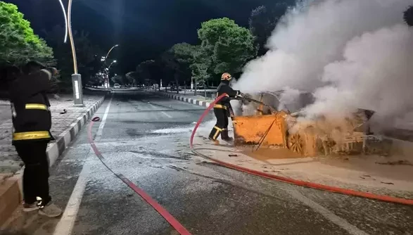 Van’da park halindeki araca çarpan otomobil alev alev yandı