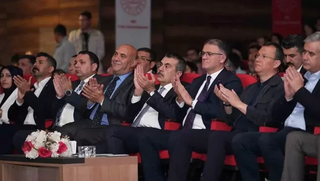 Bakan Tekin, Van’da Maarif Orkestrası ve Halk Dansları Topluluğu’nun gösterisini izledi