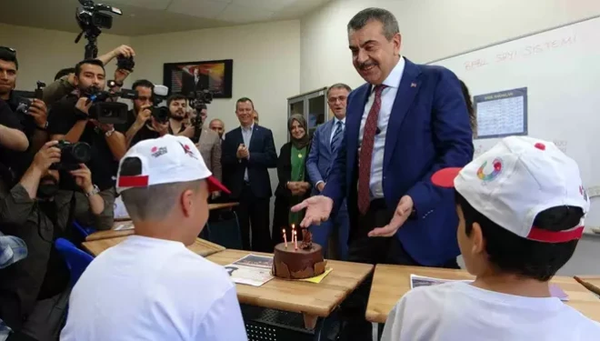 Milli Eğitim Bakanı Tekin, Erciş Bilim ve Sanat Merkezi’nin açılışını yaptı