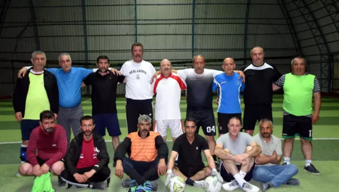 Yaşları 55-70; 40 yıldır halı sahada futbol oynuyorlar
