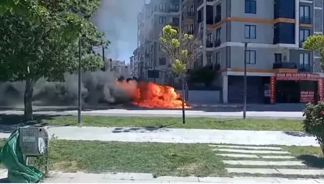 Van’da park halindeki minibüs alev alev yandı