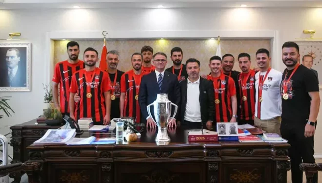 Şampiyon Vanspor, kupayı Vali Balcı'ya götürdü
