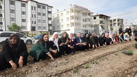 Tuşba Belediyesi "Xemê Akdoğan Kadın Kent Bostanı" Açıldı 