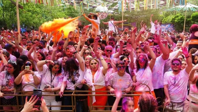 İranlı turistler Van'da ‘Boya ve Su Festivali’nde doyasıya eğlendi