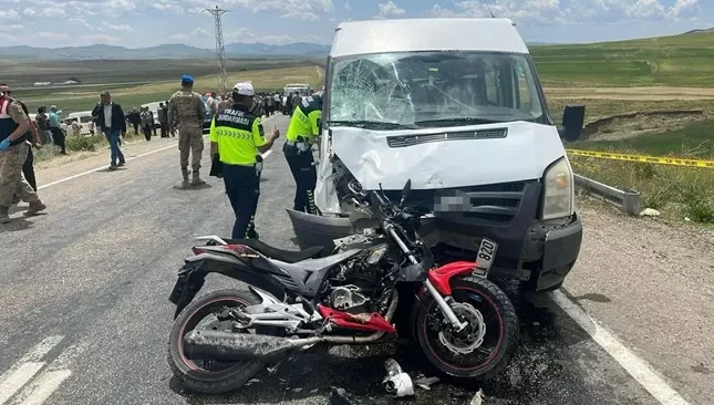Özalp'te motosiklet ile minibüs çarpıştı: 2 ölü!