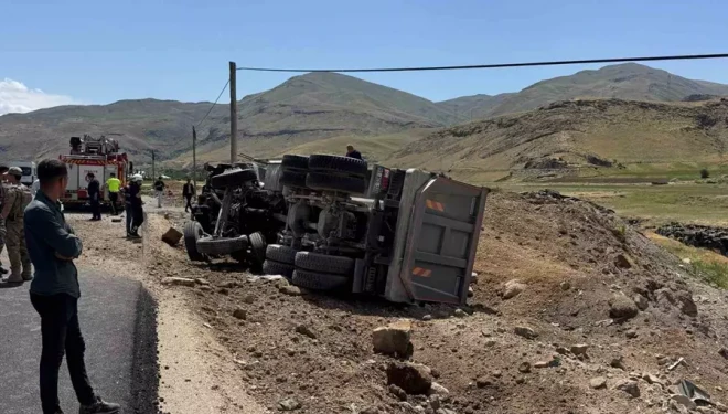 Kum yüklü tır devrildi: Sürücü yara almadan kurtuldu