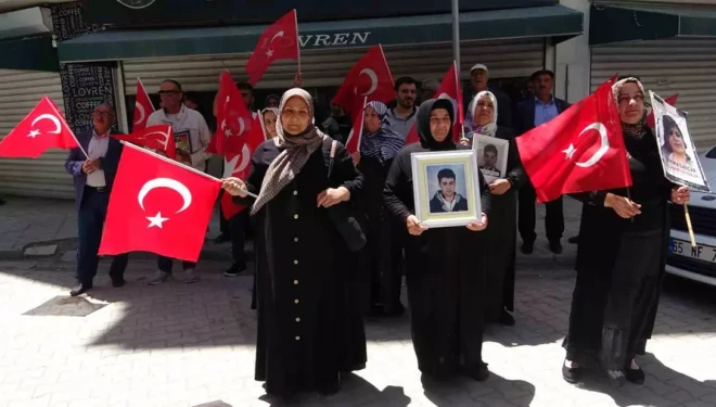 Evlat nöbetindeki aileler: "Umutla çocuklarımızı bekliyoruz"
