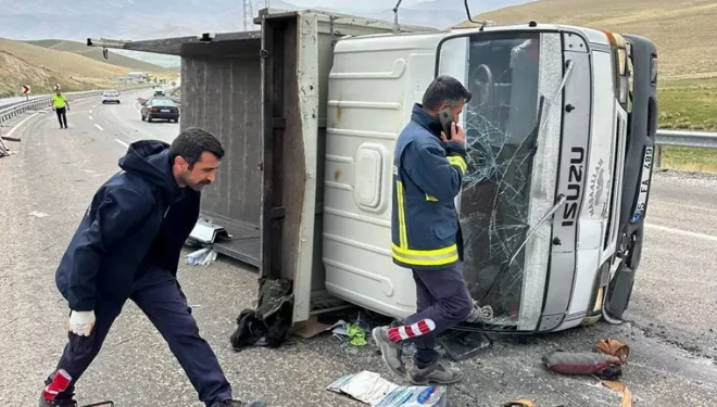 Van’da kamyonet yan yattı: 1 yaralı