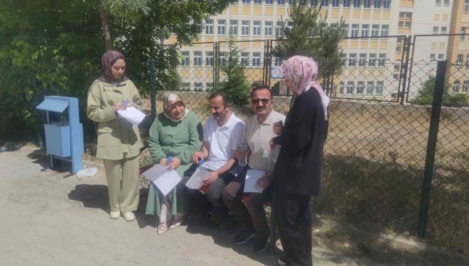 İkiz kardeşler kızlarıyla birlikte YKS’ye girdi
