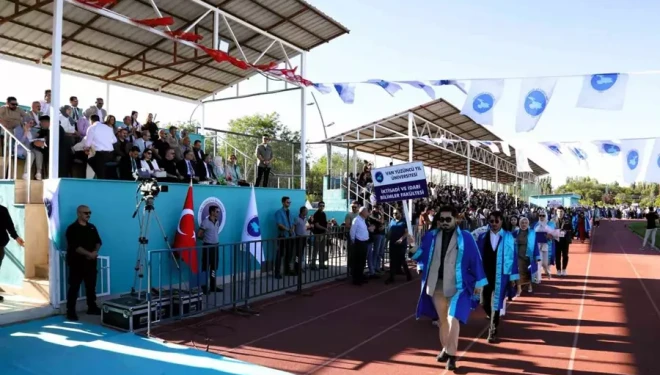 Van YYÜ’de mezuniyet coşkusu