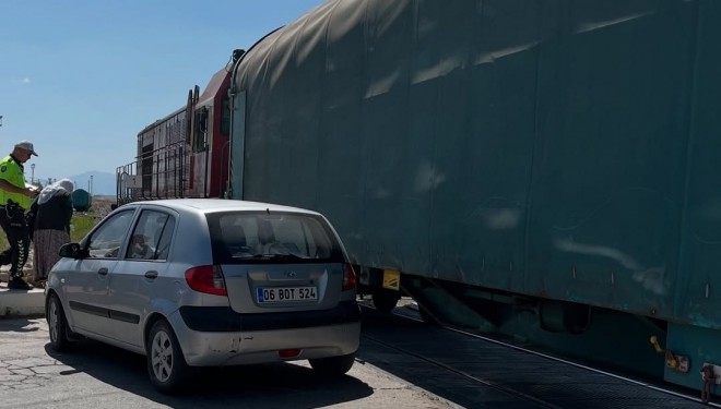 Van’da tren hemzemin geçitte