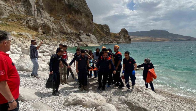 Van Gölü’ne giren 14 yaşındaki çocuk