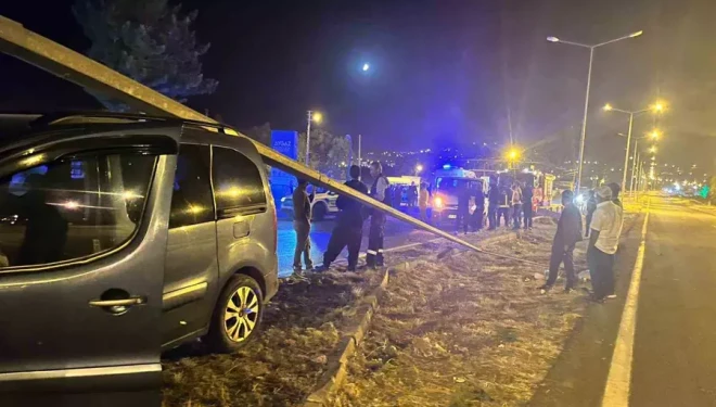 Van’da kamyonet, aydınlatma direğine çarptı: 3 yaralı