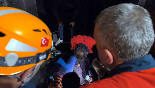 Van’da asansörde mahsur kalan vatandaşlar AFAD tarafından kurtarıldı