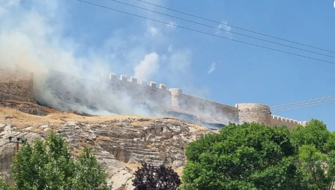 Van Kalesi'ndeki yangın paniğe neden oldu