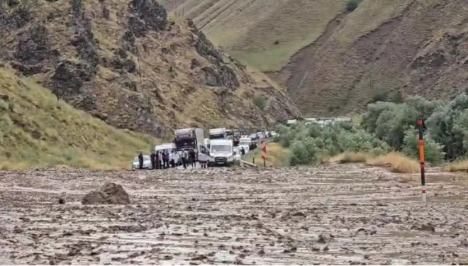 Heyelan: Araçlar mahsur kaldı