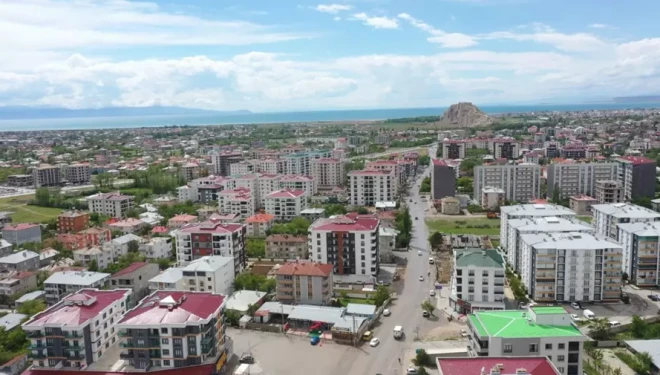 Van Büyükşehir Belediyesi o caddeyi yeniliyor