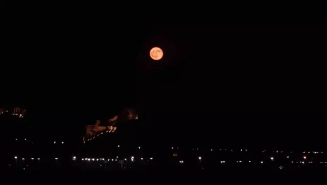 Van Kalesi dolunayda manzarası ile hayran bıraktı