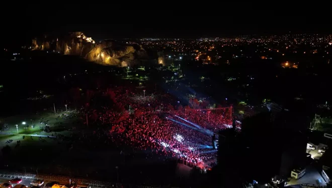 Vanlılar Ebru Yaşar konseriyle coştu