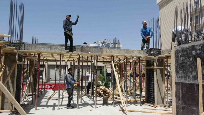 Van’da inşaat işçilerinin sıcakla mücadelesi