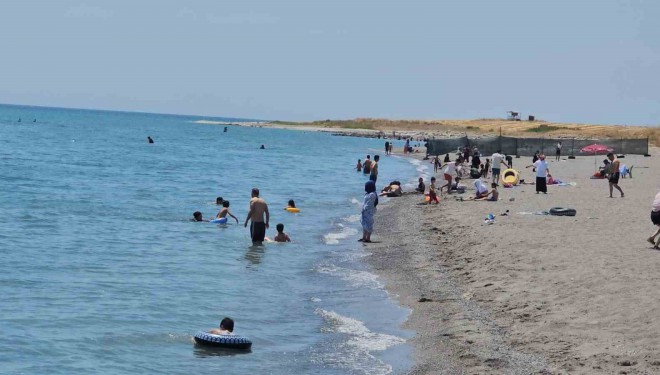 Van Gölü sahilleri Ege’yi aratmıyor