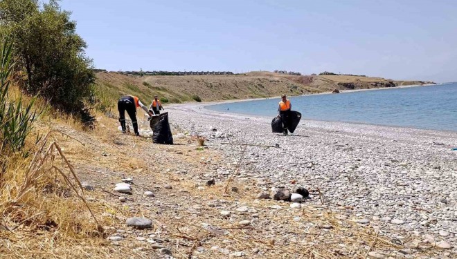 Van Büyükşehir Belediyesinden ‘Mavi Bayraklı Halk Plajı’nda temizlik çalışması