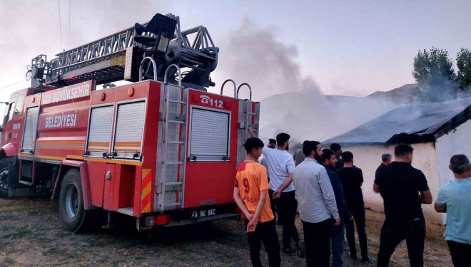 Özalp’te yangın maddi hasara yol açtı