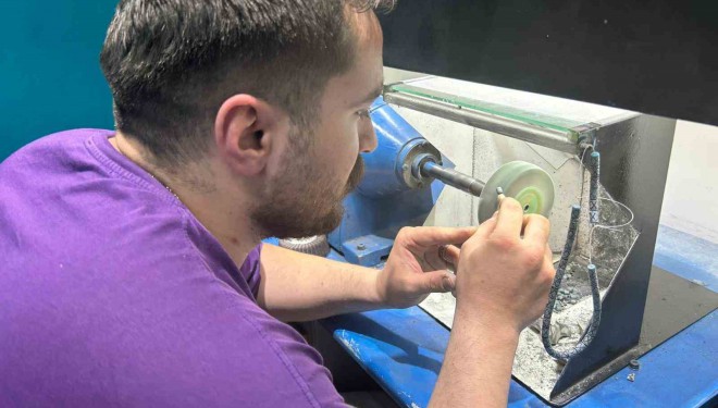 Van’ın tek gümüş kakma ustası mesleğini yaşatıyor