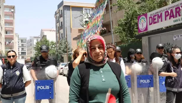 Van'da evlat eylemindeki aileler slogan atmadan yürüdü