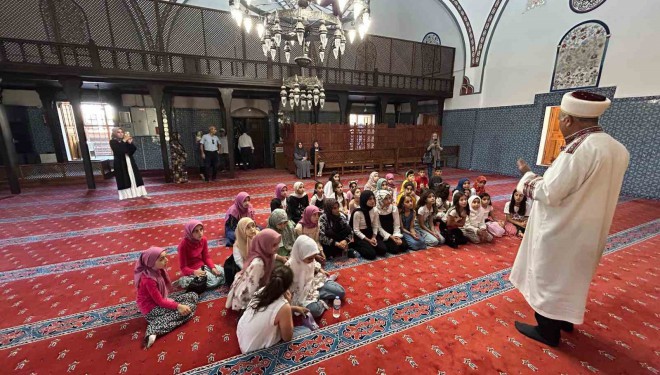 Öğrenciler Hüsrev Paşa Camii’nin manevi atmosferini teneffüs etti