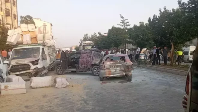 Bitlis'te freni boşalan TIR, 10 araca çarptı