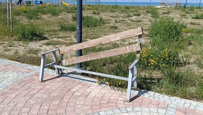 Sahil yolunda oturaklara zarar verildi