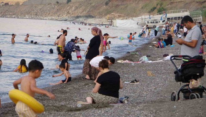 Sıcaktan bunalanlar Van Gölü’nde yüzerek serinliyor
