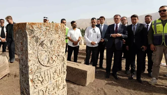Van Valisi Balcı, Selçuklu Mezarlığı’ndaki çalışmaları inceledi